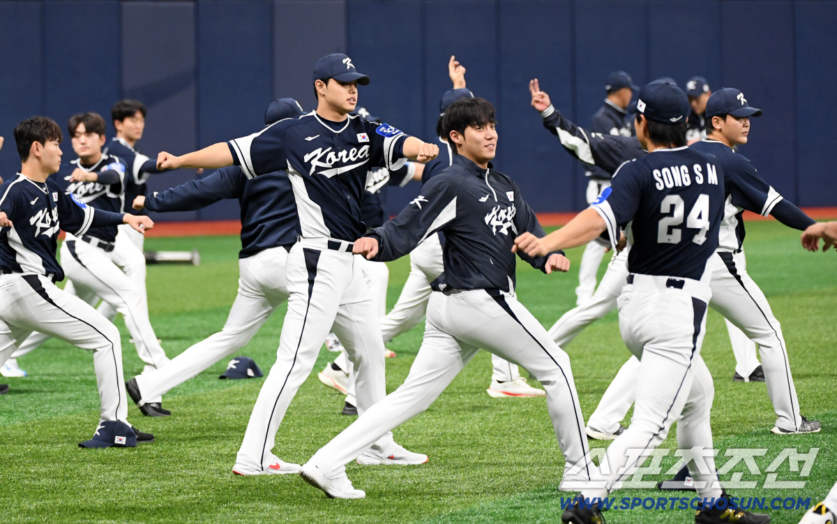 두 손 맞잡은 원태인과 문동주, 국가대표에서 사고 한번 쳐보자 '애틋한 …