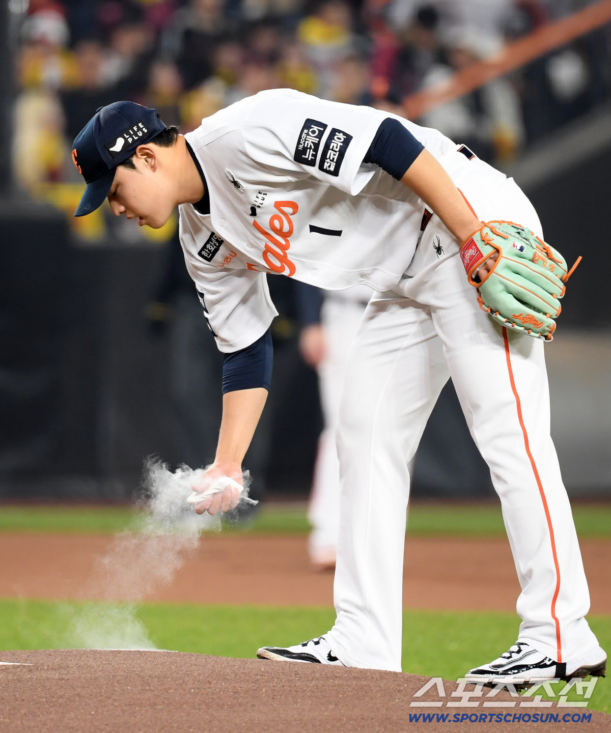 두 손 맞잡은 원태인과 문동주, 국가대표에서 사고 한번 쳐보자 '애틋한 …