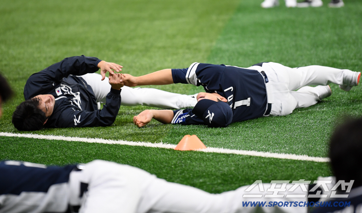 두 손 맞잡은 원태인과 문동주, 국가대표에서 사고 한번 쳐보자 '애틋한 …