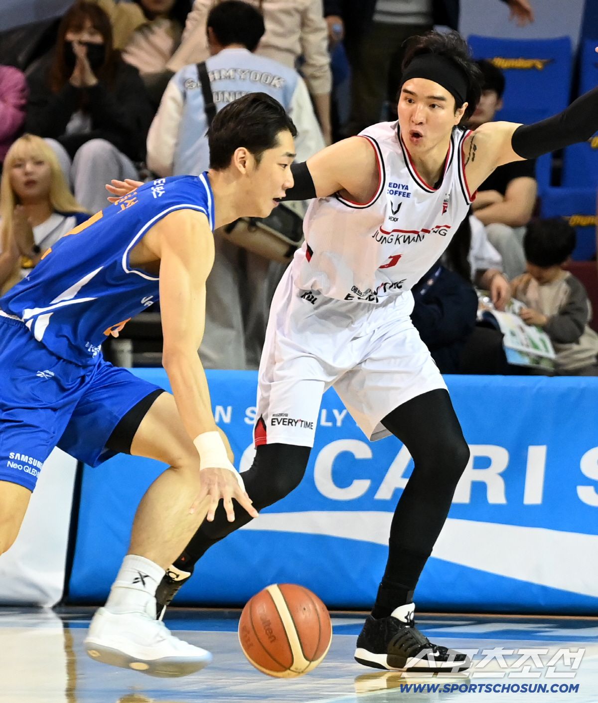 [포토] 이원석 수비하는 김종규