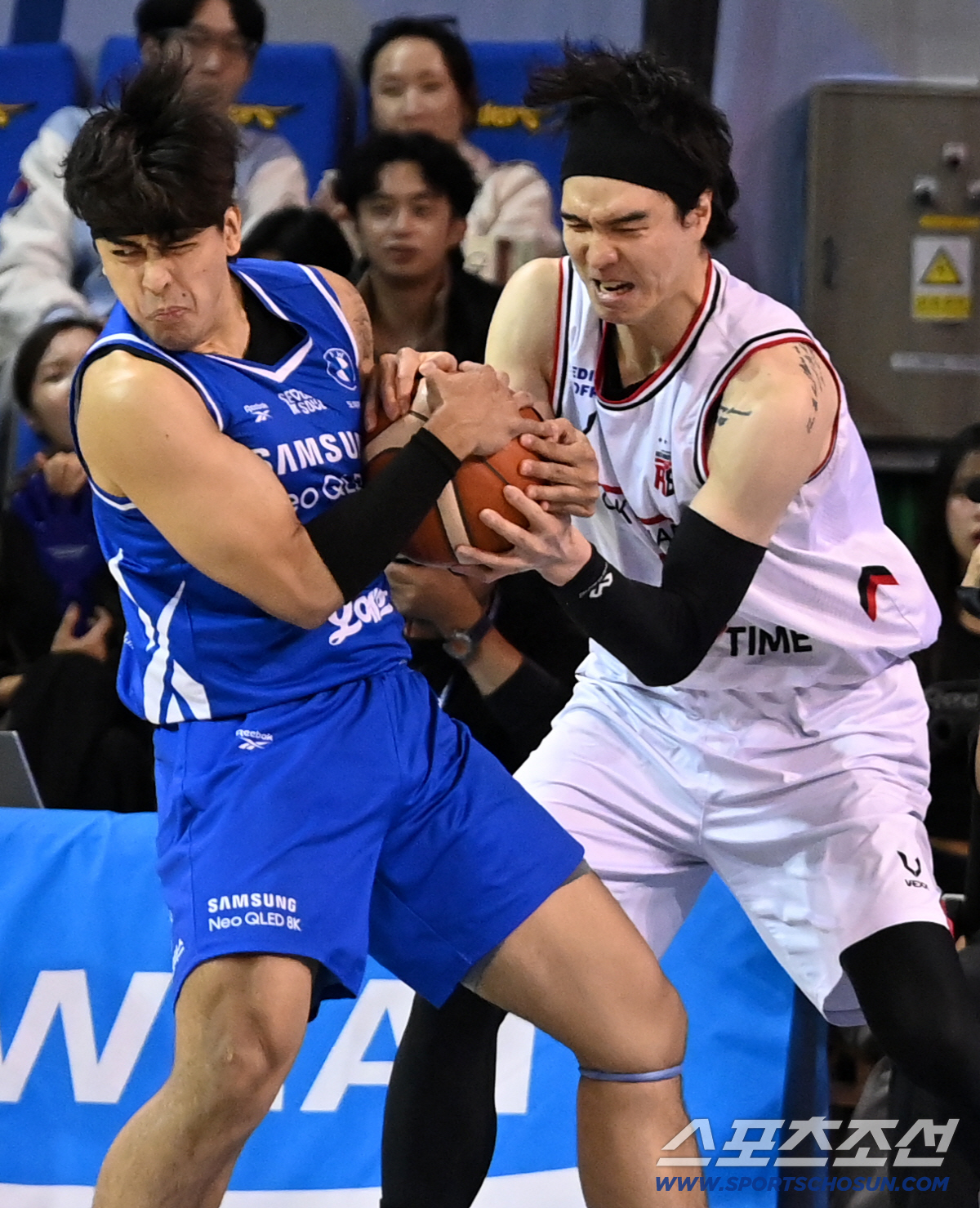 [포토] 김종규-구탕, 내 공이야!