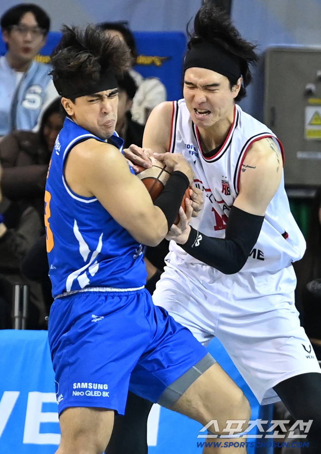 [포토] 김종규-구탕, 이리 내놔!