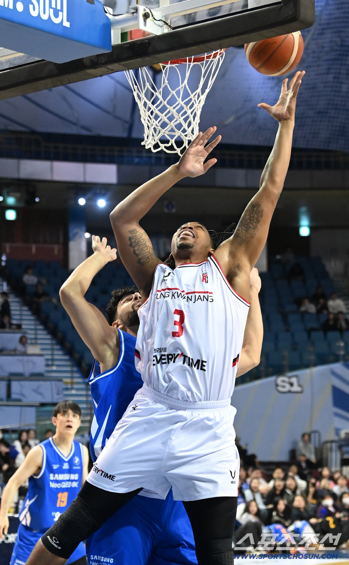 [포토] 워싱턴, 칸터 피해 골밑슛