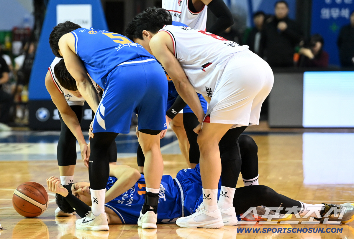 [포토] 고통스런 이관희, 팔이 아파요