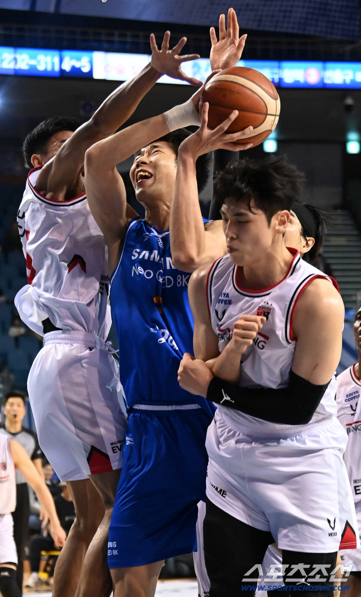 [포토] 이원석의 골밑슛, 괴롭다 괴로워!