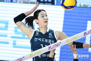 김종민 감독 200승! '42득점 합작' 모마-강소휘-타나차 삼각편대 든든하네…도로공사, 정관장에 셧아웃 완승 → 선두 도약 [김천리뷰]