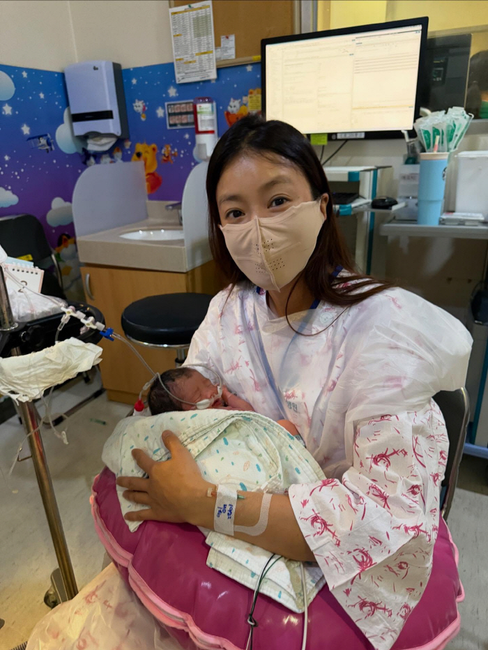 [종합] 이시영, 둘째딸 출산…갓 출산 산모 맞아? 부기 1도 없는 미모 "강한 엄마, 고생많았어"