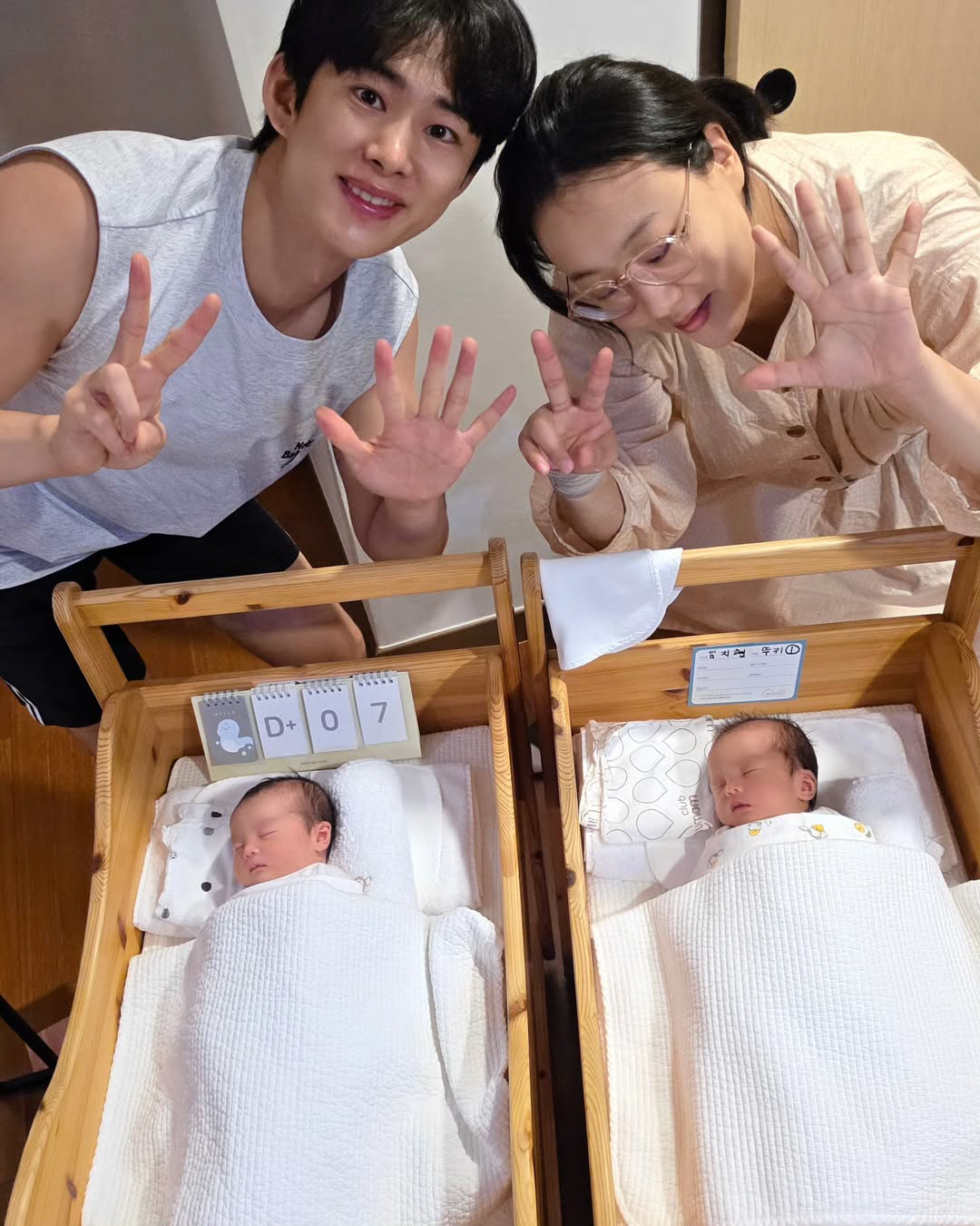 임라라♥손민수, 눈물 끝에 쌍둥이와 첫 가족사진 "누굴 닮은것 같나요?"