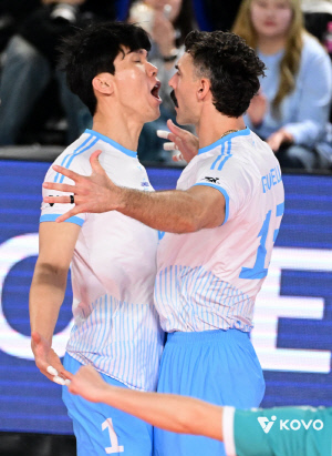 아히 트리플크라운 하면 뭐하나.. 삼성화재, 4세트 못 버티고 1-3 패배! 2연패로 꼴찌 추락 위기다