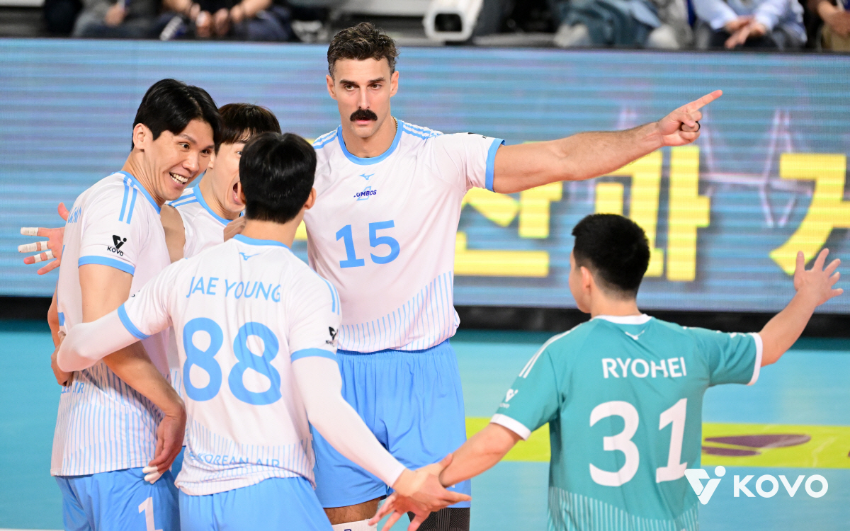 아히 트리플크라운 하면 뭐하나.. 삼성화재, 4세트 못 버티고 1-3 패…