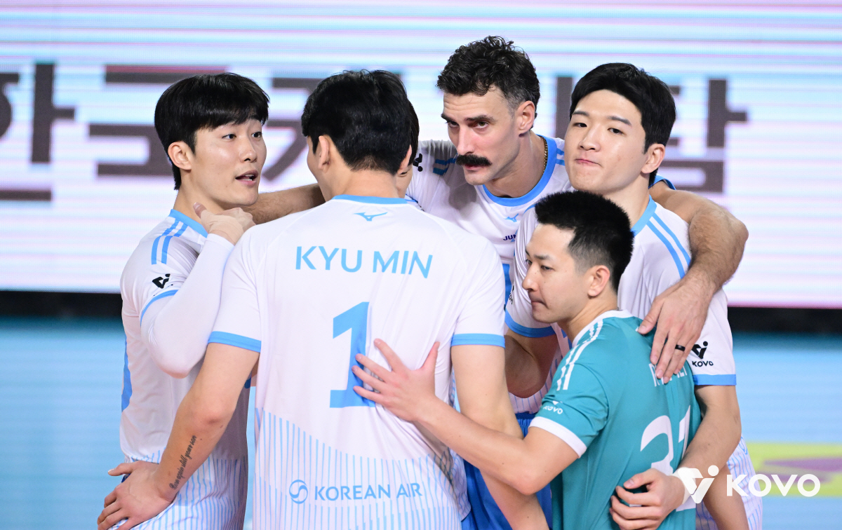 아히 트리플크라운 하면 뭐하나.. 삼성화재, 4세트 못 버티고 1-3 패…