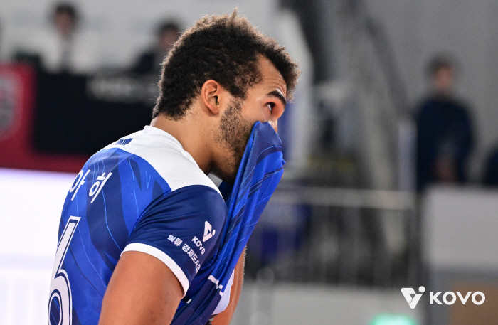 용병이 37점을 때려도 지네.. 또 범실 탓 → 감독도 할 말 잃었다 "해줘야 할 사람 나타나지 않았다"