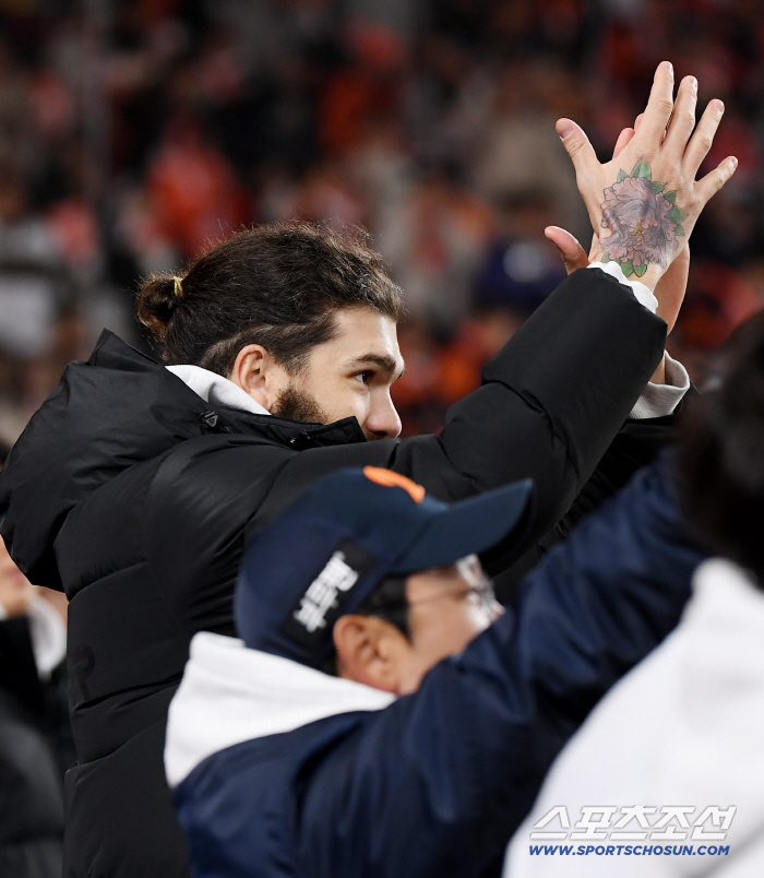 '이러다 계약 사인도 대전에서?' 이적 관심 폭발인데, 왜 연말까지 한국에 머물까