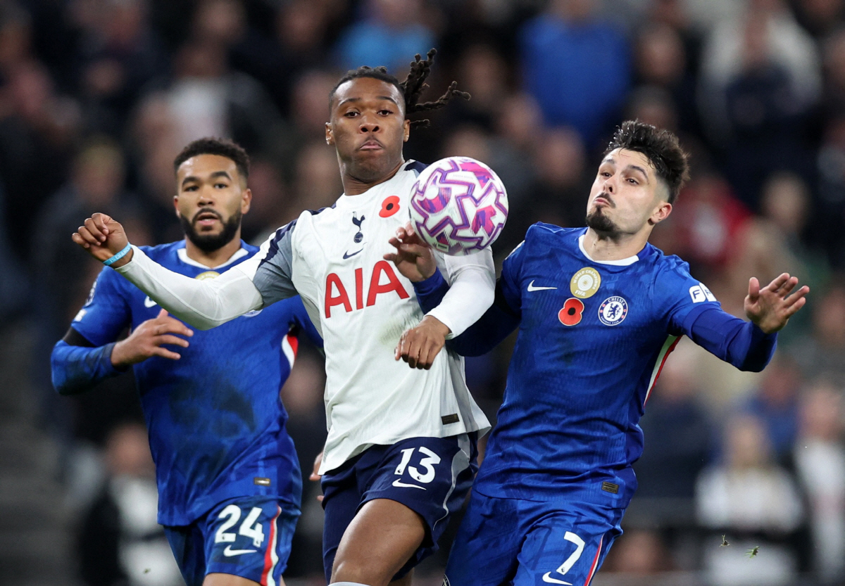 EPL이 발칵! "감히 나랑 헤어져?" 에이전트 총기 협박→피해자는 '손…