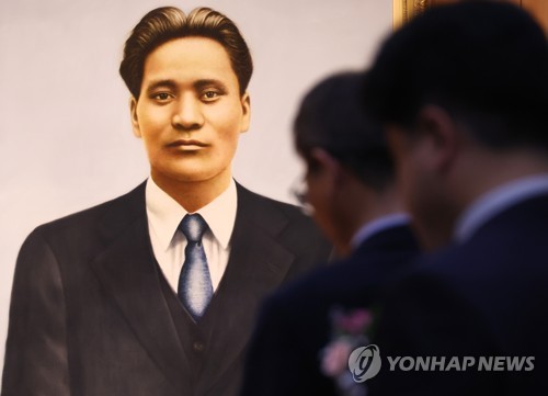 [연합뉴스 자료사진. 재판매 및 DB 금지] 2023년 4월 29일 서울 서초구 매헌윤봉길의사기념관에서 열린 매헌 윤봉길의사 상하이의거 91주년 기념식에서 참석자들이 묵념하고 있다.
