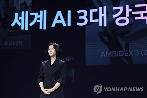 (서울=연합뉴스) 최수연 네이버 대표이사가 6일 서울 강남구 코엑스 그랜드볼룸에서 열린 단25(DAN25) 콘퍼런스에서 발표하고 있다. 2025.11.6 [네이버 제공. 재판매 및 DB 금지] photo@yna.co.kr