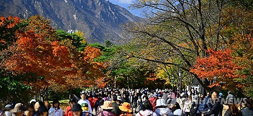 "옛 교복 입고 설악산 수학여행을" 속초시, '추억감성여행' 운영