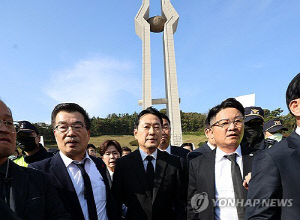 장동혁 대표, 5·18 묘지참배 무산…경찰·시민 충돌 '아수라장'