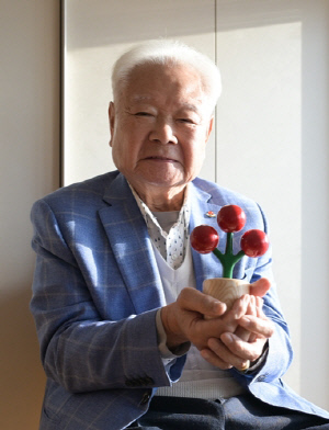 12억원 기부해 탈북민·암 환자 도운 양한종씨에 국민훈장