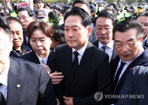 광주 5·18묘지 찾은 장동혁, 거센 시민 반발에 겨우 묵념만