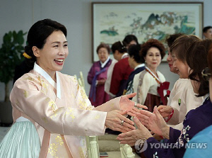 金여사, 재일한국부인회와 차담…