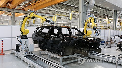 (서울=연합뉴스) 현대자동차와 기아가 제조 기술의 현재와 미래 비전을 총망라한 'E-FOREST TECH DAY(이포레스트 테크 데이) 2025'를 화성과 울산 사업장에서 성황리에 마무리했다고 6일 밝혔다. 사진은 자동차 도장면을 로봇이 정밀하게 연마해 균일한 품질을 구현하는 상도 샌딩/폴리싱 자동화 기술을 시연하는 모습. 2025.11.6 [현대차·기아 제공. 재판매 및 DB 금지] photo@yna.co.kr
