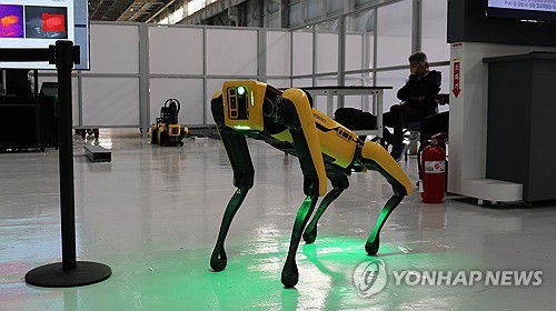 (서울=연합뉴스) 현대자동차와 기아가 제조 기술의 현재와 미래 비전을 총망라한 'E-FOREST TECH DAY(이포레스트 테크 데이) 2025'를 화성과 울산 사업장에서 성황리에 마무리했다고 6일 밝혔다. 사진은 보스턴 다이나믹스의 4족 보행 로봇 'SPOT'이 공장을 자율 순찰하며 다양한 센서로 설비 상태를 실시간 모니터링하는 모습. 2025.11.6 [현대차·기아 제공. 재판매 및 DB 금지] photo@yna.co.kr