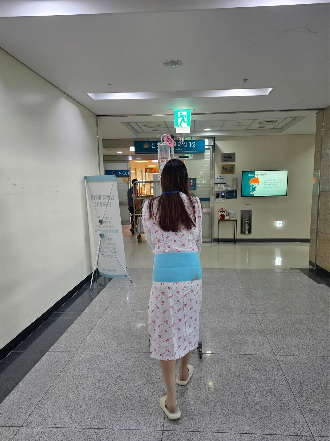 이시영, 생후 2일차 딸 최초 공개...오똑 콧날+母 손 꼭 잡은 '천사…