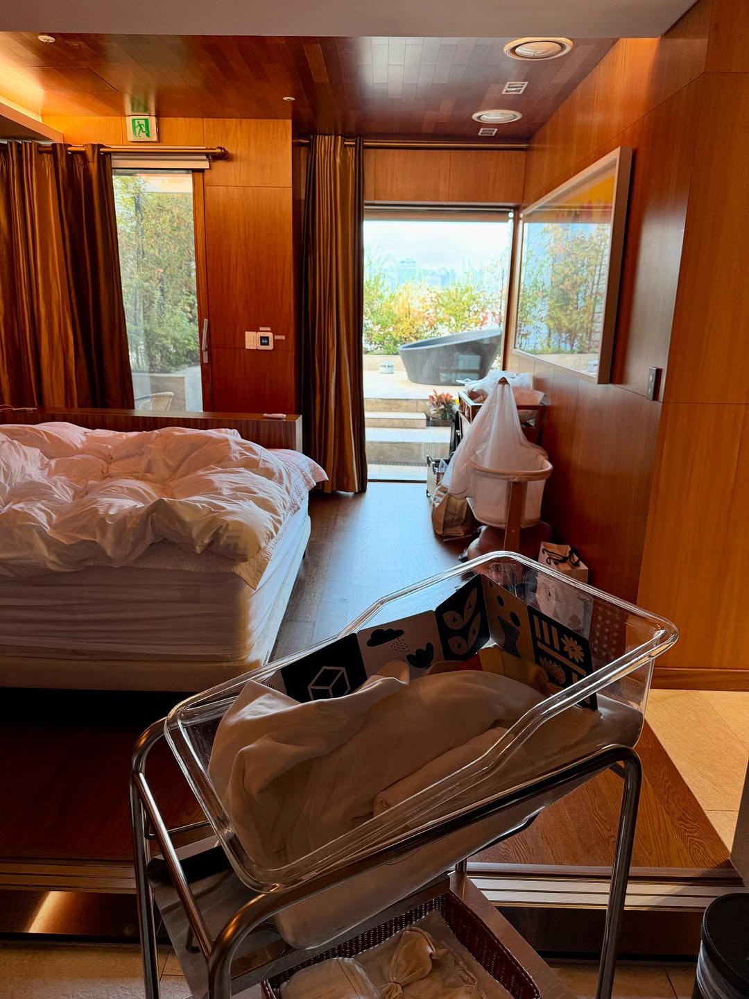 이시영, 생후 2일차 딸 최초 공개...오똑 콧날+母 손 꼭 잡은 '천사…