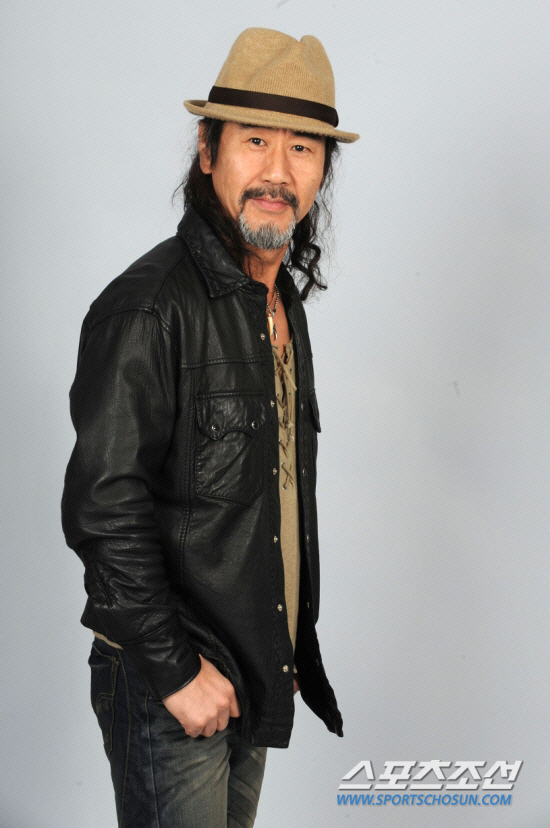 전진, 눈물로 떠나보낸 父 찰리박 2주기..."며느리 류이서와 행복하게 …