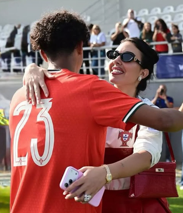 "엄마가 돼 너무 좋아" '사커맘'으로 제대로 변신한 호날두 약혼녀, '…