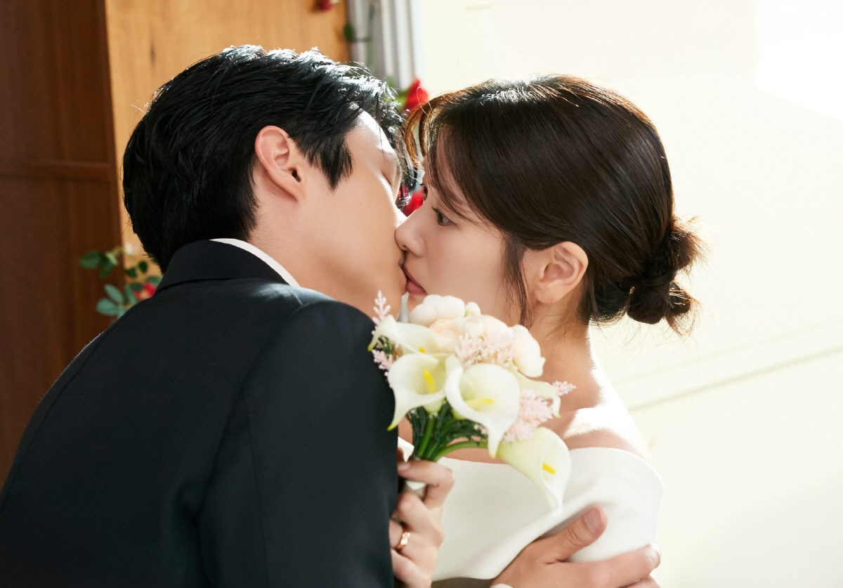 “이 커플 현실?” ‘우주메리미’ 최우식X정소민 신혼 케미에 시청자 홀릭