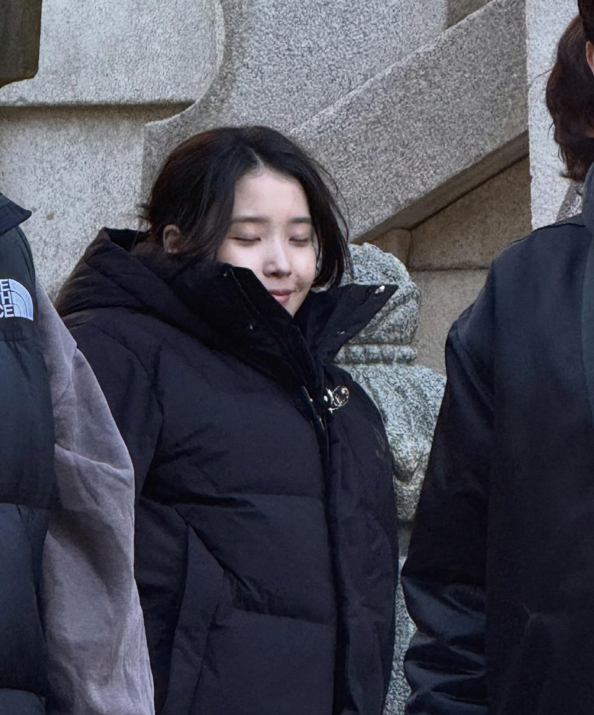 아이유, 뽀글머리로 확 달라졌다…'인간 팔레트' 맞네[SCin스타]