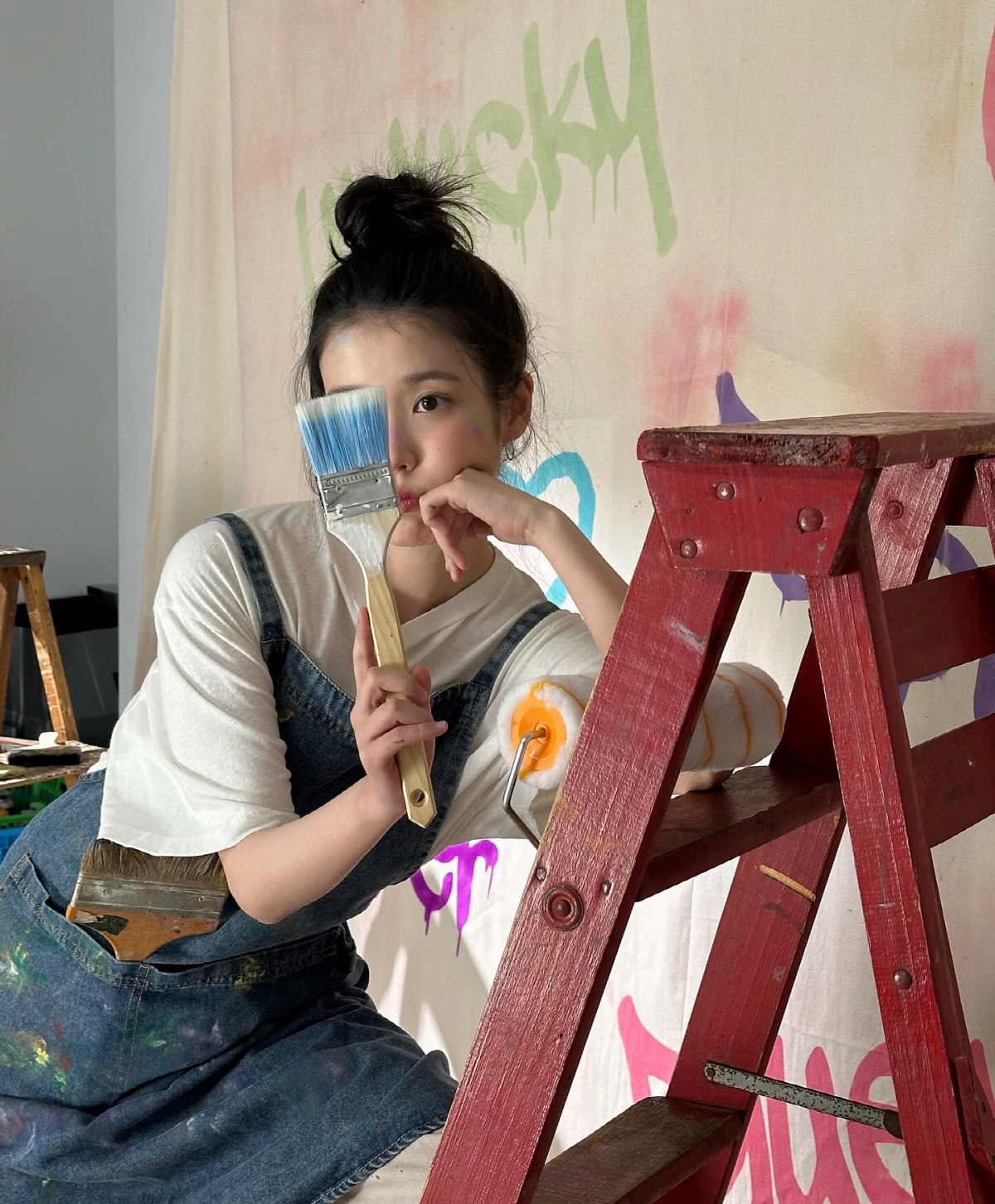 아이유, 뽀글머리로 확 달라졌다…'인간 팔레트' 맞네[SCin스타]