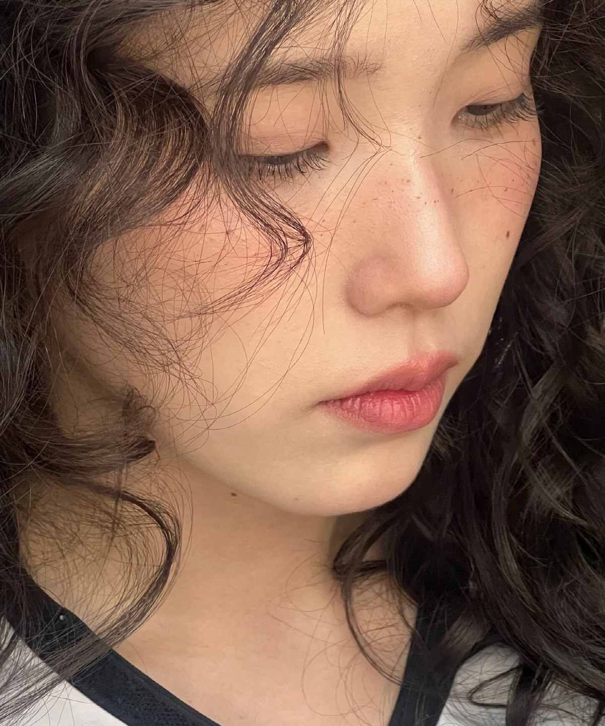 아이유, 뽀글머리로 확 달라졌다…'인간 팔레트' 맞네[SCin스타]