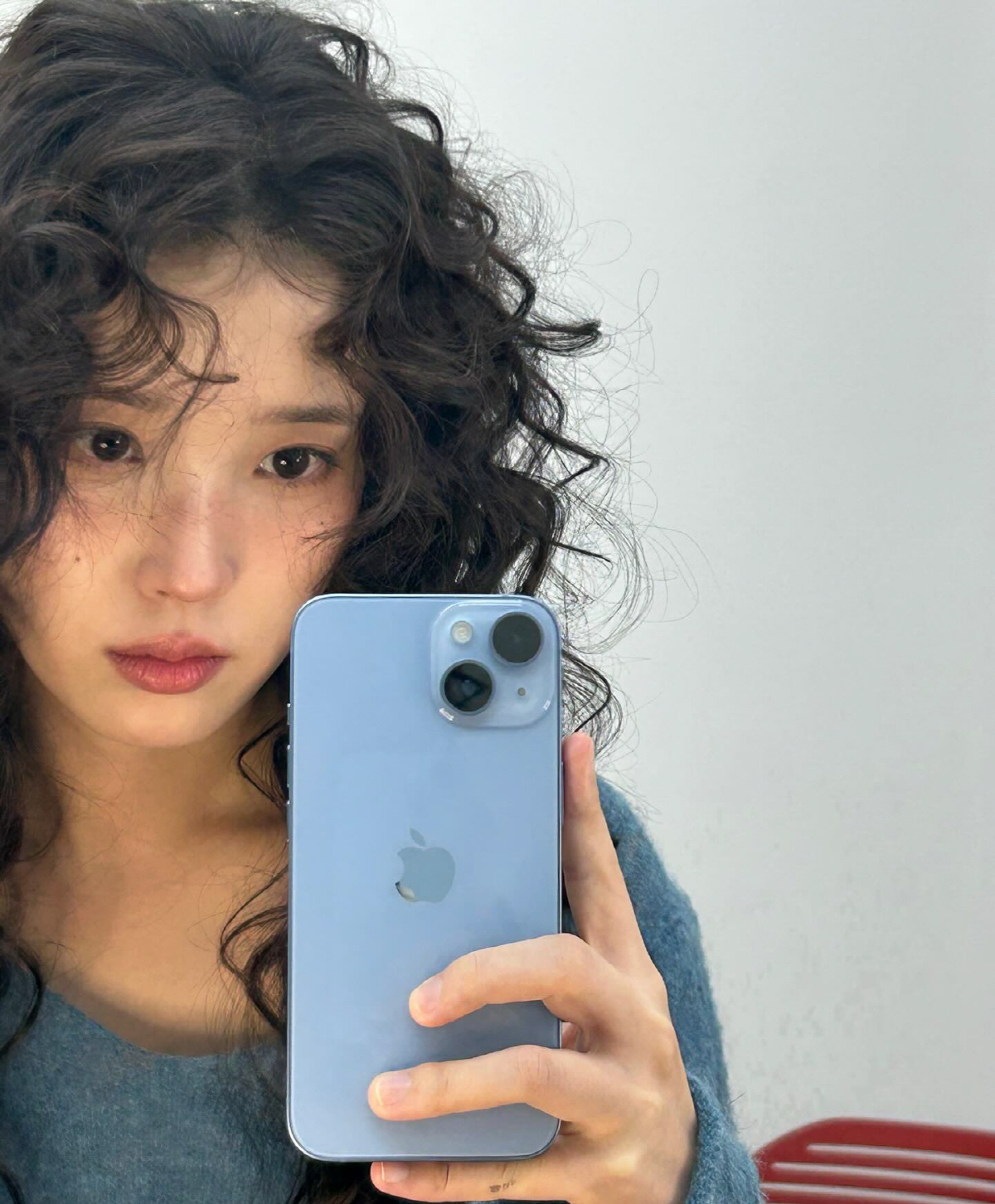 아이유, 뽀글머리로 확 달라졌다…'인간 팔레트' 맞네[SCin스타]