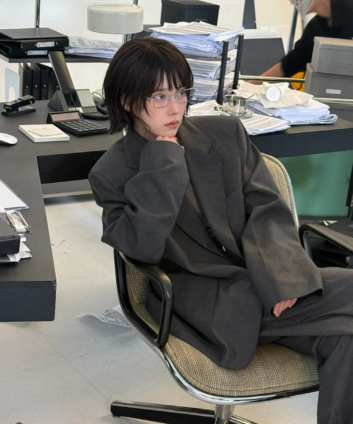 아이유, 뽀글머리로 확 달라졌다…'인간 팔레트' 맞네[SCin스타]