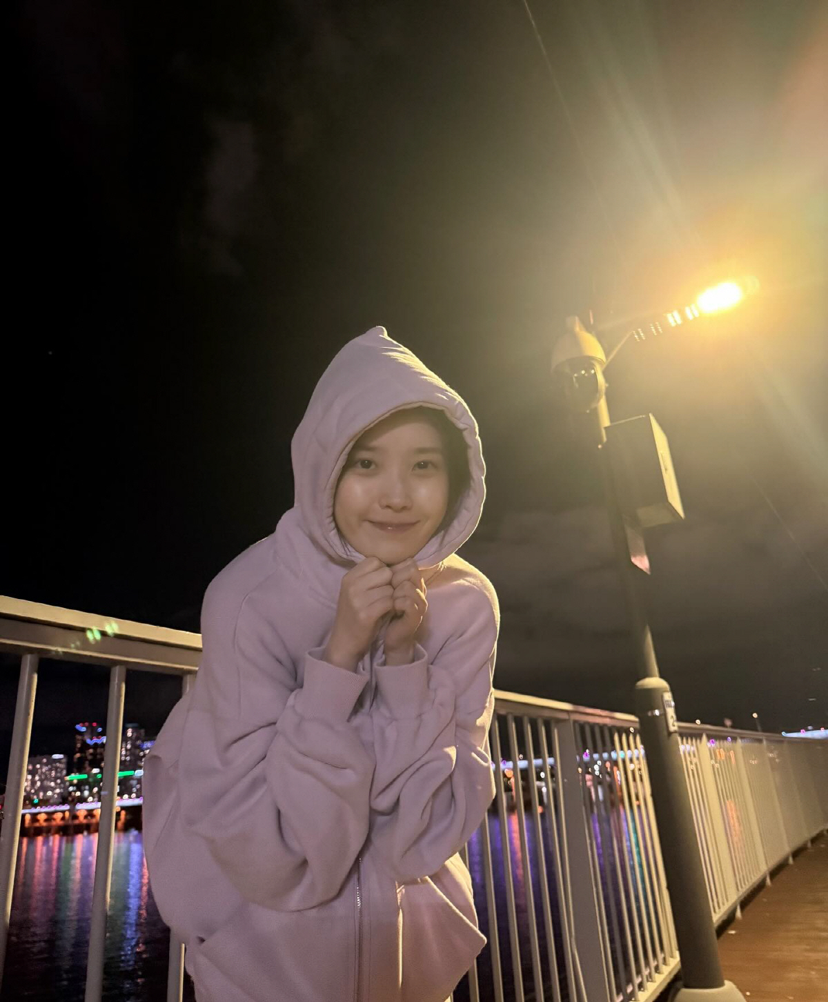 아이유, 뽀글머리로 확 달라졌다…'인간 팔레트' 맞네[SCin스타]