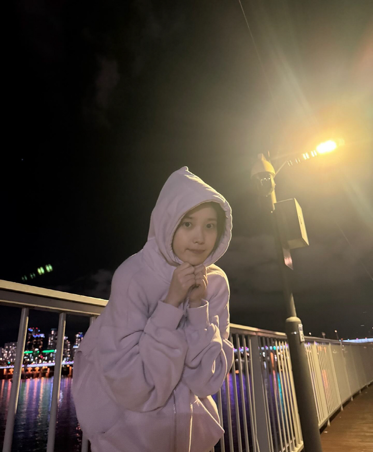 아이유, 뽀글머리로 확 달라졌다…'인간 팔레트' 맞네[SCin스타]