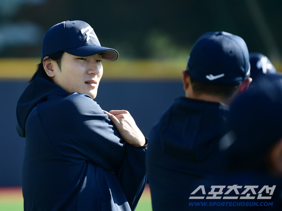 시즌 다 끝나니 "더 던지고 싶다." 마침 평가전이... 두산 에이스가 …