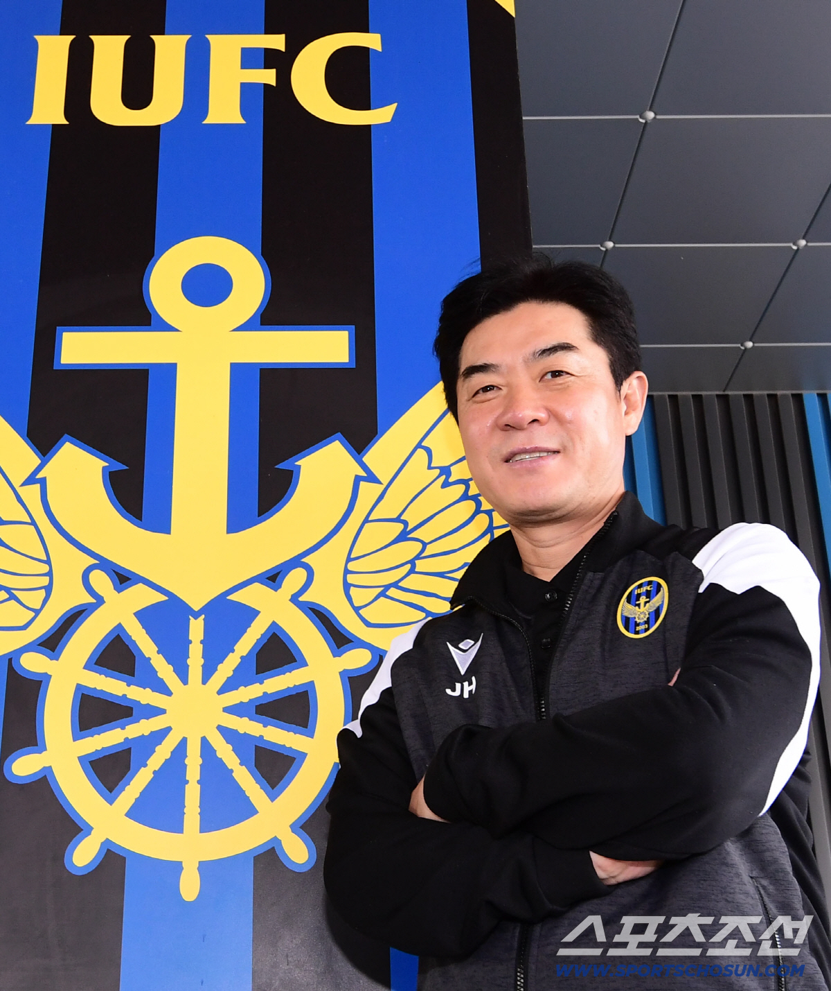 [단독인터뷰] 이젠 축구화보다 넥타이, 천재보다 '명장'...K리그 뒤흔…