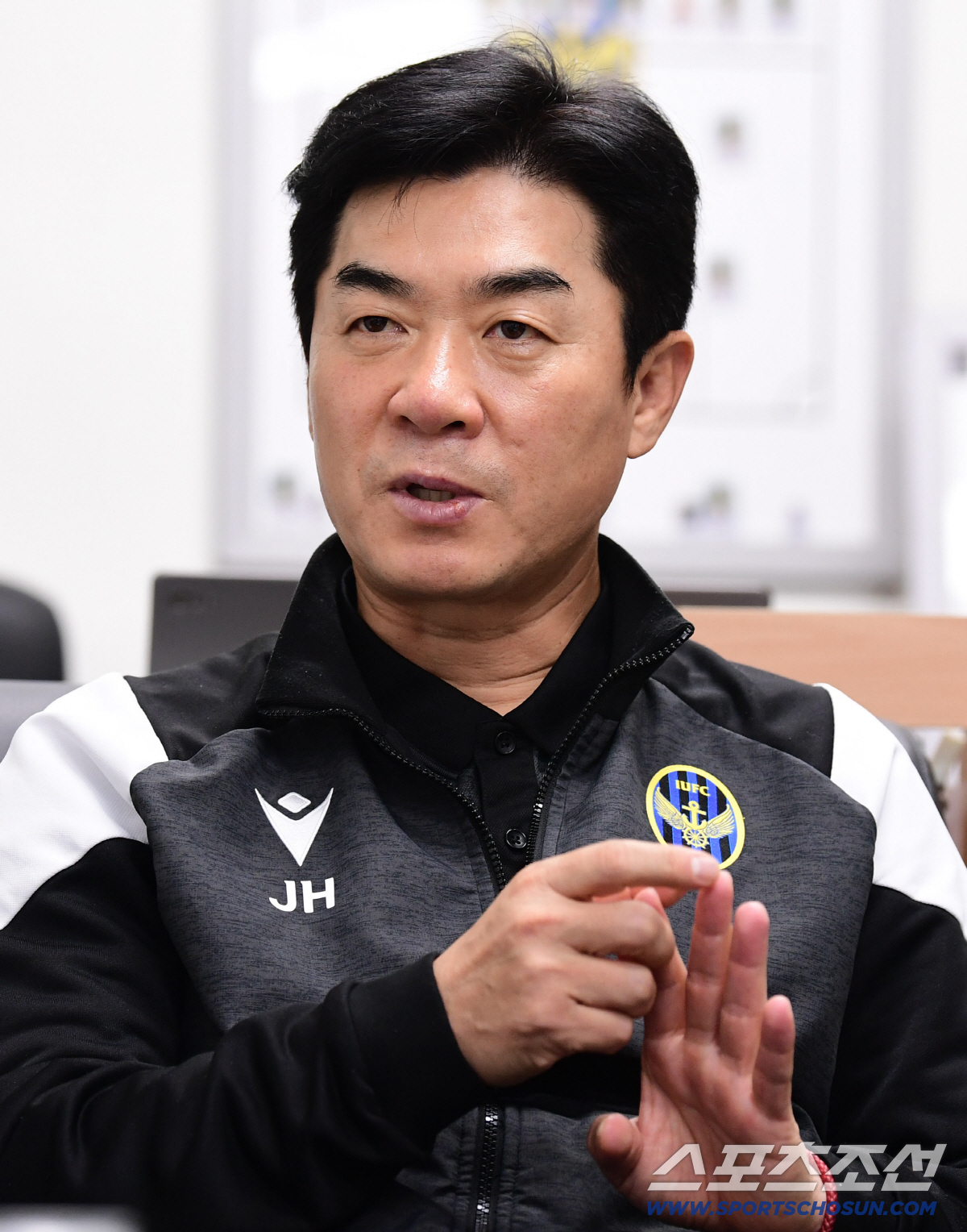 [단독인터뷰] 이젠 축구화보다 넥타이, 천재보다 '명장'...K리그 뒤흔…