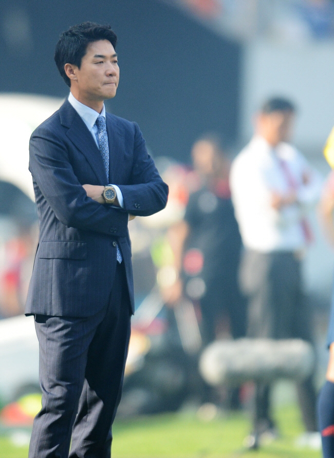 [단독인터뷰] 이젠 축구화보다 넥타이, 천재보다 '명장'...K리그 뒤흔…