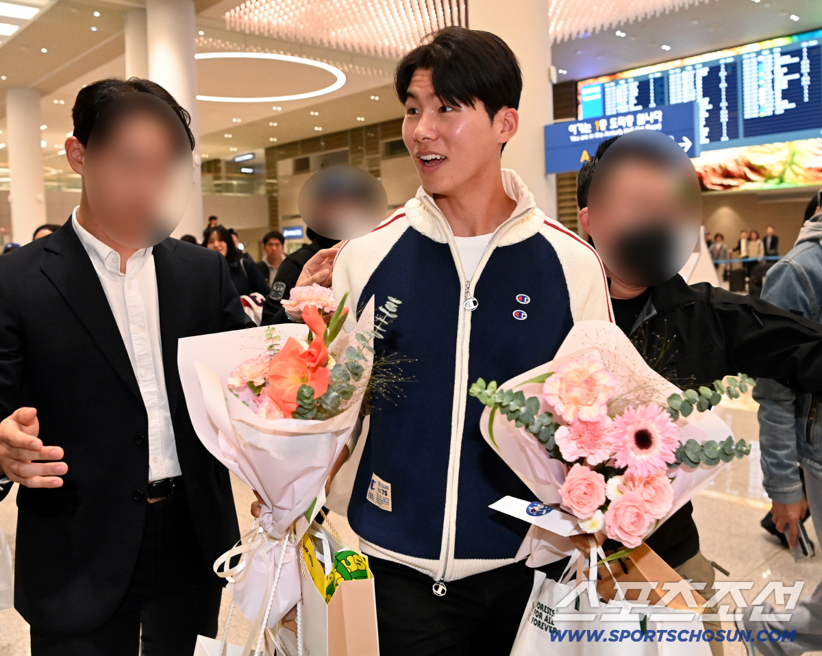 [포토] 금의환향 김혜성, 팬들이 준 꽃다발 들고