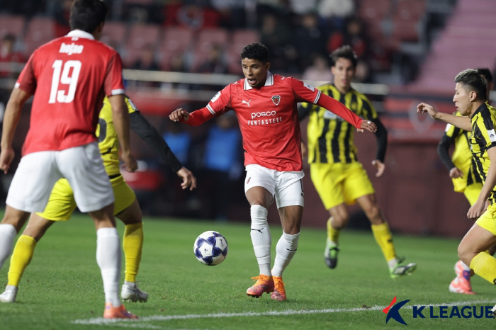 [ACL]'조상혁 87분 동점골+오베르단 부상' 죽다 살아난 포항, 싱가…