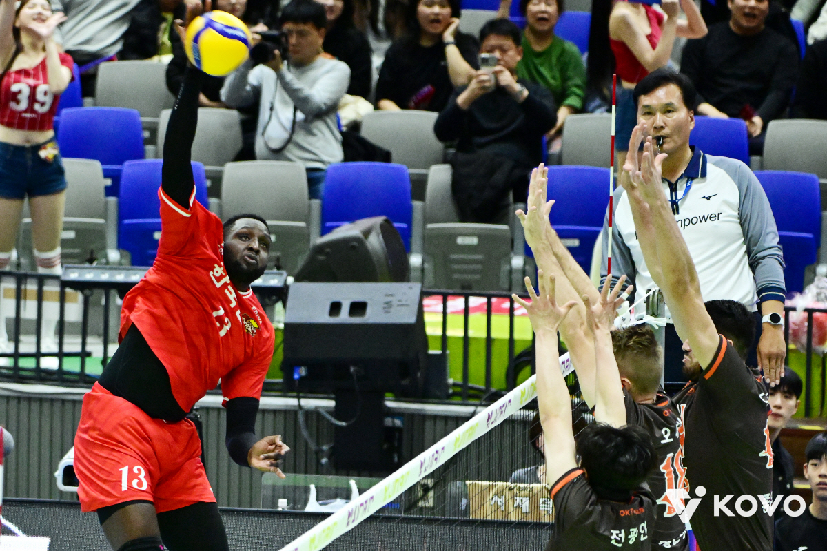 1,2세트 잡고도 아찔했다…그래도 베논 화력 폭발! 한국전력, OK저축은…