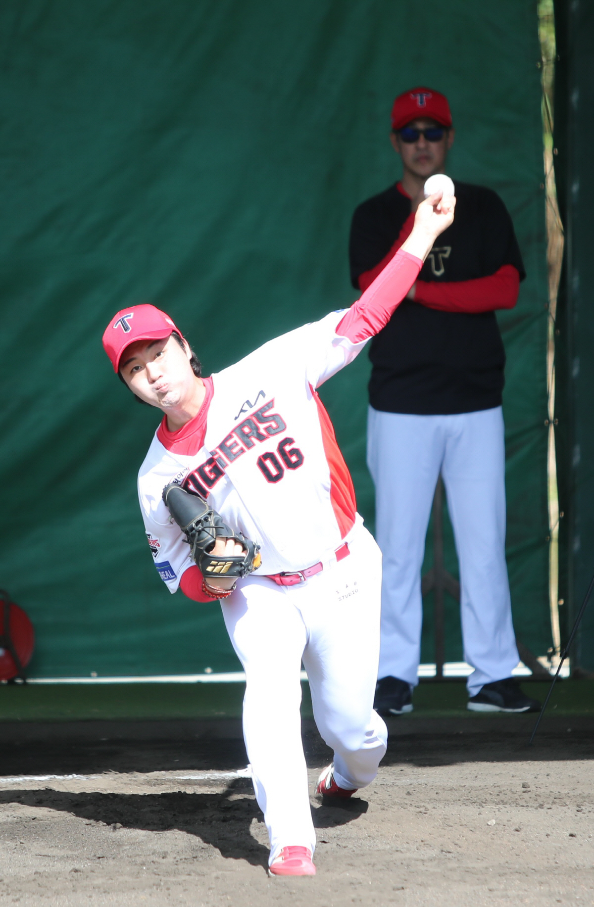 '4년째 실종' KIA 2R 유망주, 도대체 무슨 일이…"앉아서라도 공 …