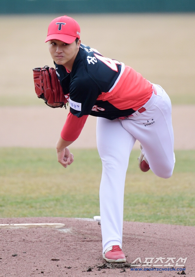 '4년째 실종' KIA 2R 유망주, 도대체 무슨 일이…"앉아서라도 공 …