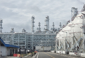 [르포] 인니에 지은 첫 한국 석유화학단지…축구장 150개 규모