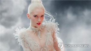 전소미, 뷰티브랜드 제품에 적십자 로고 썼다가 고발당해